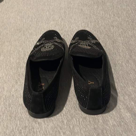 CMM Men’s Pointed Toe Rivet Dress Shoes, Modern Metallic with Skull Design - Picture 3 of 4